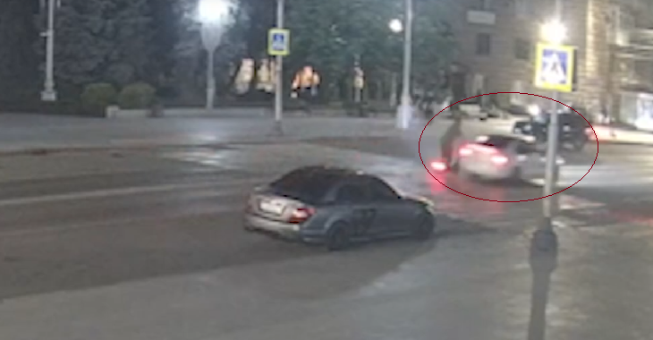В Волгограде иномарка снесла самокатчика ночью на Аллее Героев: видео