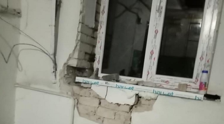 «Куски летят на голову»: двухэтажка в Волгограде треснула от «утопительного» капремонта