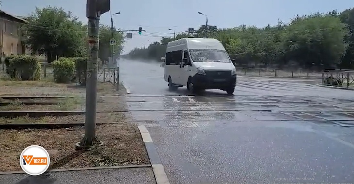 «Шли по лужам с горячей водой»: в Волжском сняли на видео пар от раскаленного асфальта
