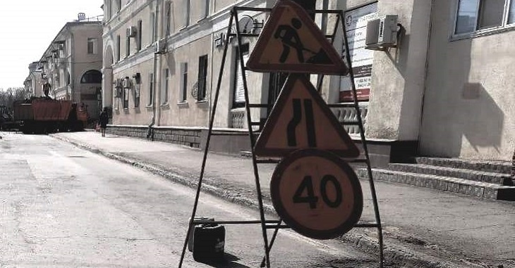 В Волжском из-за жары переходят на ночной ремонт дорог