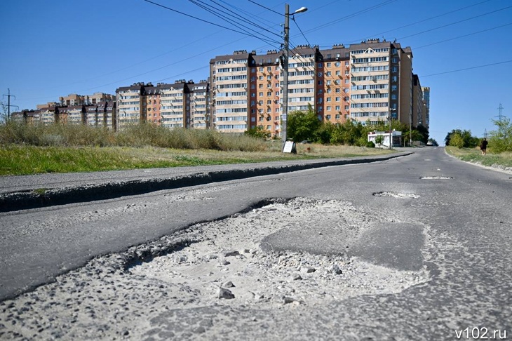 «Чем 17 лет занимались?»: в Волгограде оказалась бесхозной убитая дорога к ЖК «Янтарный город»