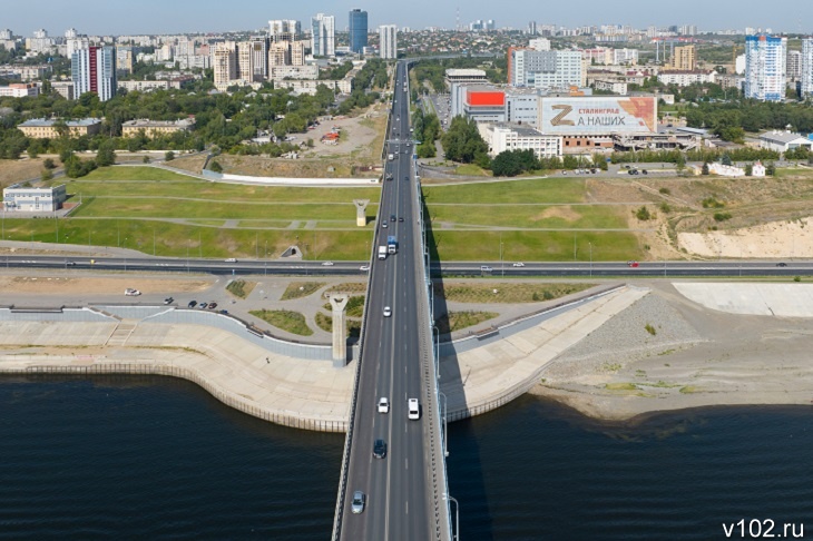 Под Волгоградом образовалась пробка перед «танцующим» мостом из-за ДТП с фурой