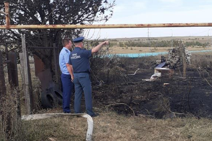 «Боролись три часа»: степной пожар уничтожил постройки в поселке Центральный-2 в Волгограде