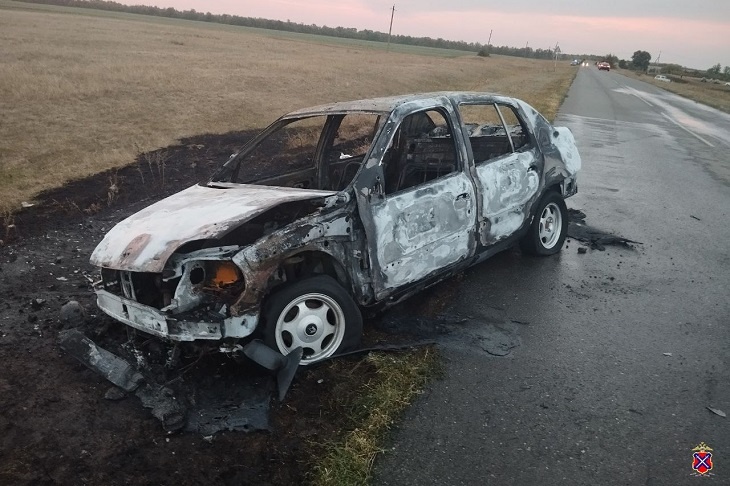 Под Волгоградом в ДТП с выгоревшей иномаркой пострадали двое подростков