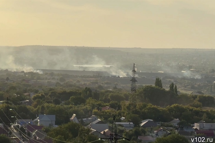 В Волгограде пожар в пойме Мокрой Мечётки подобрался вплотную к частным домам