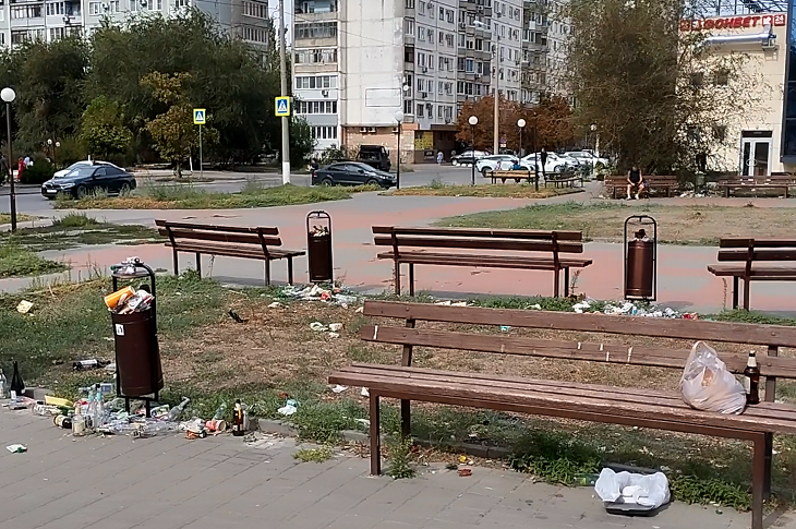 Центральный бульвар на юге Волгограда погрузился в мусорное средневековье