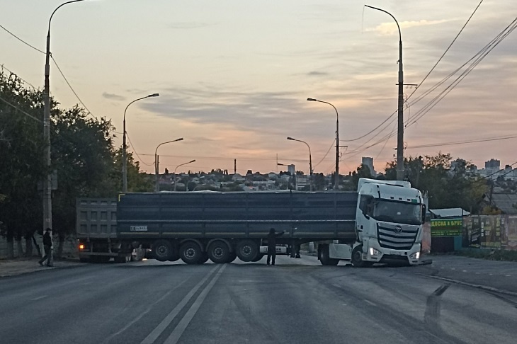 В Волгограде фура создала транспортный коллапс на Второй продольной