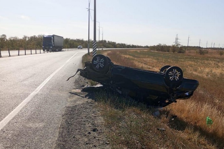 Под Волгоградом LADA Granta совершила сальто на федеральной трассе