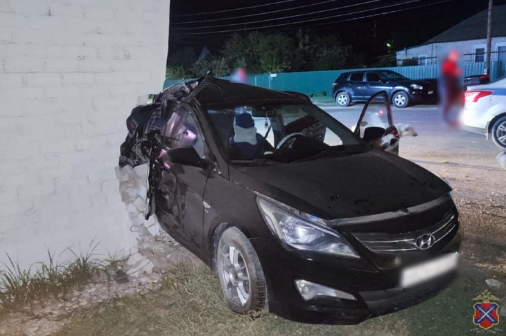 Под Волгоградом Hyundai Solaris выехал на встречку и протаранил пункт выдачи Ozon