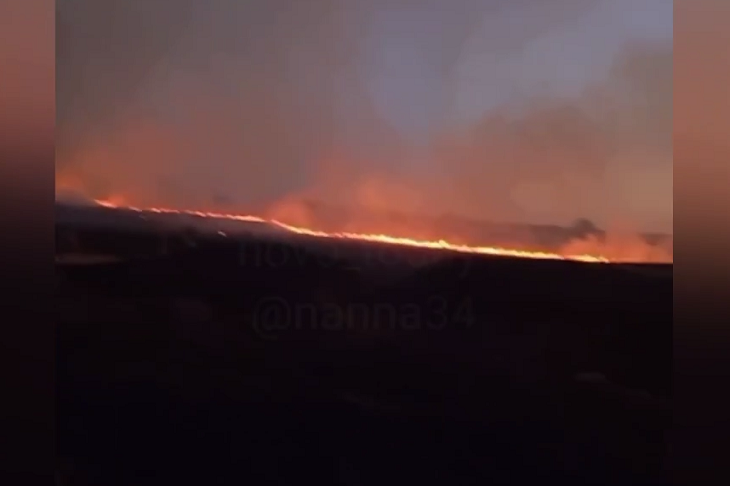 В хуторе под Волгоградом ликвидировали крупный ландшафтный пожар: видео