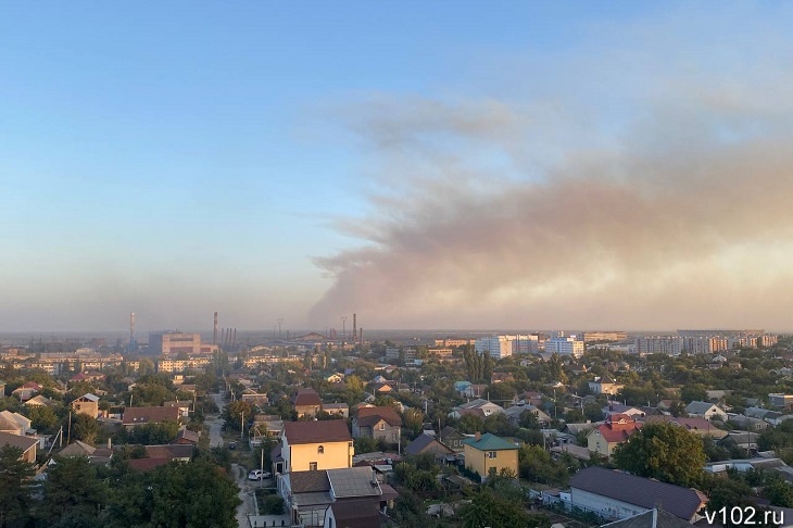 Волгоградцы делятся зловещими фото с дымом от пожара на острове Сарпинском