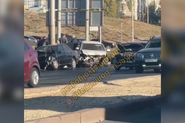 Месиво из стали: в Волгограде произошло массовое ДТП на Университетском проспекте