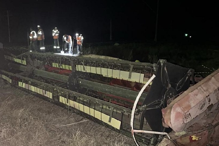 Под Волгоградом товарняк  протаранил выехавший на переезд комбайн