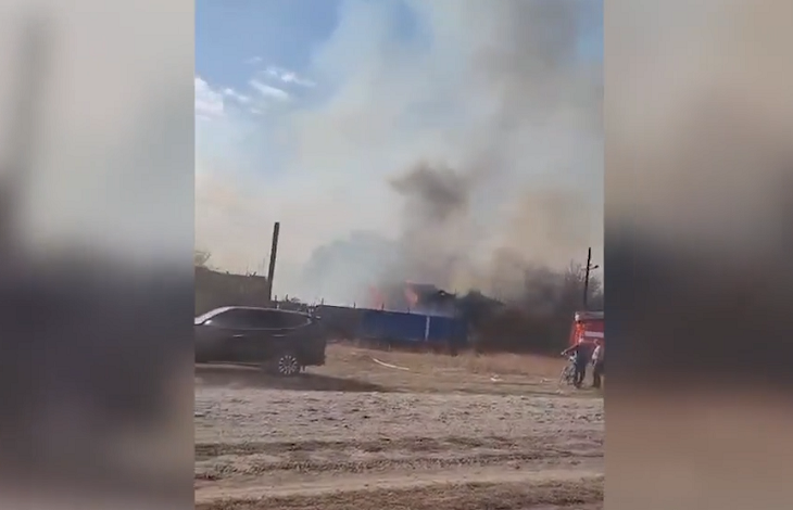 «Ветер дунет и хутор сгорит»: пожар в селе Волгоградской области сняли на видео