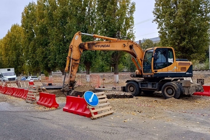 На ул. Крепильной в Волгограде началась замена канализационного коллектора