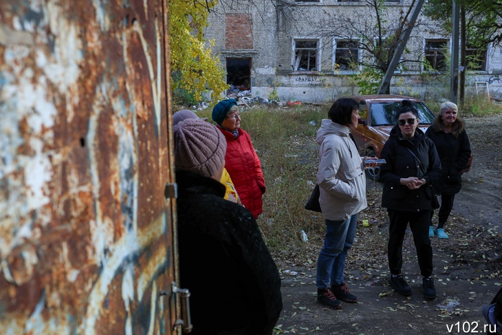 «Требуем не записывать нас в покойники»: в Волгограде призрачная УК оставила аварийные дома без отопления