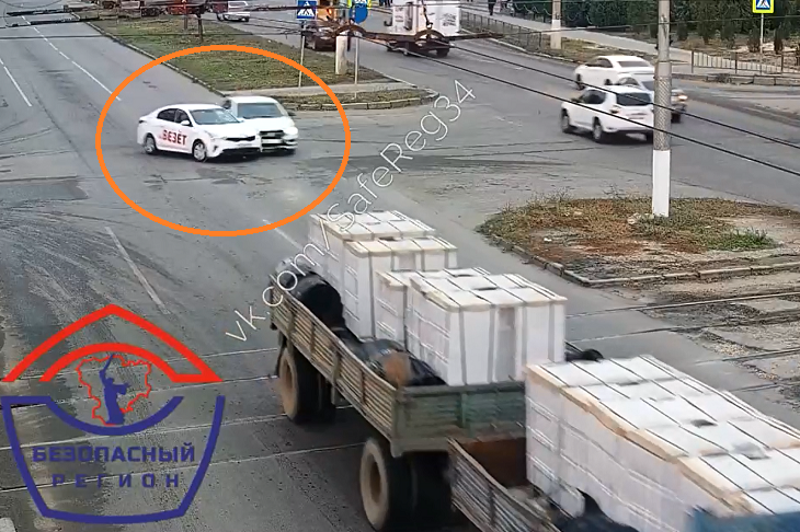 Лихой поворот таксиста в авто конкурента попал на видео в Волгограде