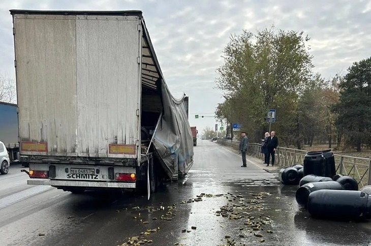 20 бочек с солеными огурцами опрокинулись на дорогу в Волжском