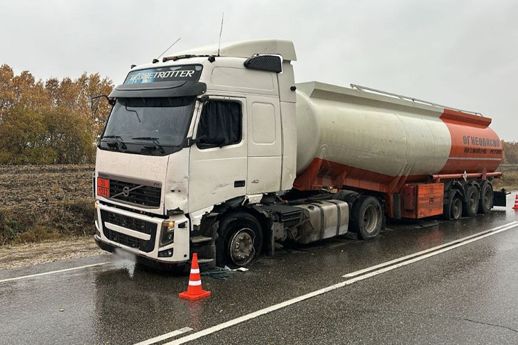 Под Волгоградом погиб водитель «ГАЗели», влетевшей  на федеральной трассе в бензовоз