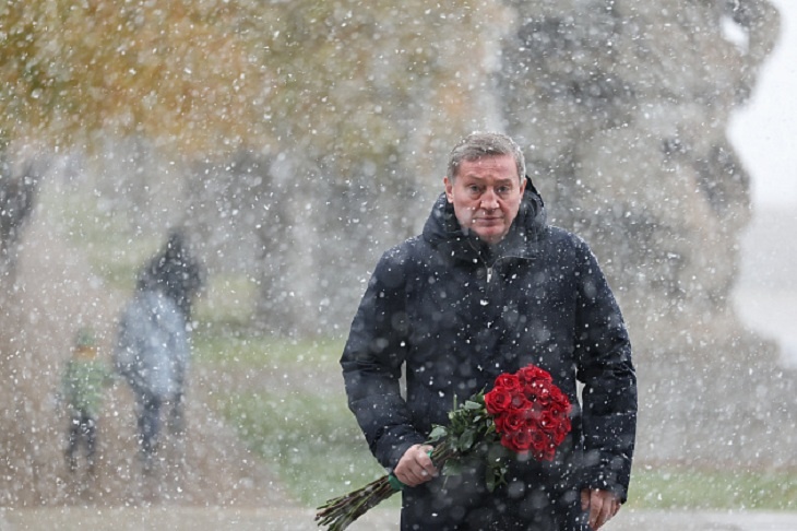 Андрей Бочаров в снегопад поднялся на Мамаев курган