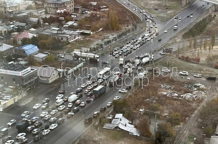 В Волгограде из-за ДТП перед мостом через Волгу образовалась пробка