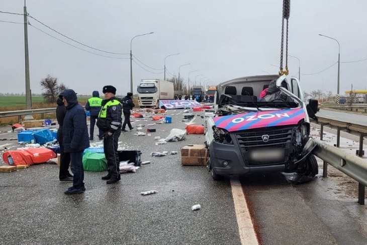 Фургон Ozon с товарами разорвало на части  в ДТП под Волгоградом