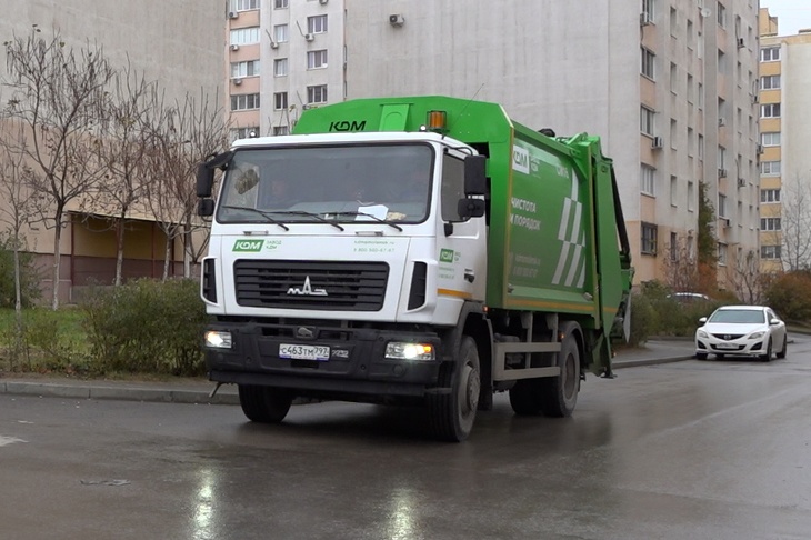 Новые мусоровозы вышли на уборку дворов на севере Волгограда