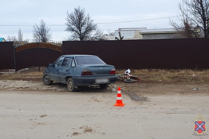 Двое подростков на питбайке врезались в авто в Волгоградской области