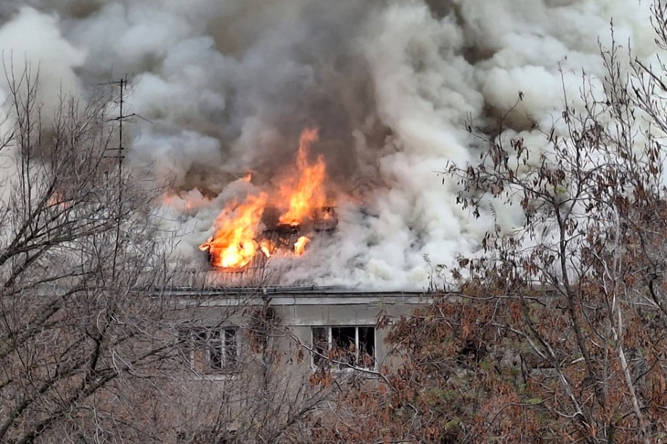 В Волгограде сгорела расселённая трёхэтажка на ул. Армавирской