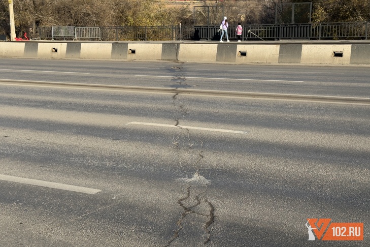 «Трещит по швам?»: волгоградцев встревожило состояние путепровода на площади Возрождения