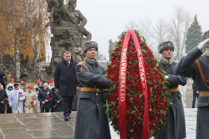 Губернатор почтил память защитников Сталинграда на Мамаевом кургане