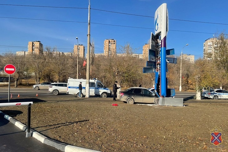 Водитель «Лады Гранты» погиб, врезавшись в стелу АЗС в Волгограде