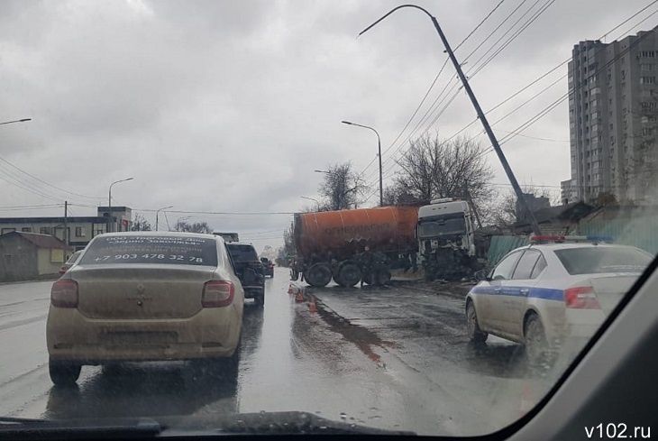 В Волгограде влетевший в забор бензовоз перекрыл движение