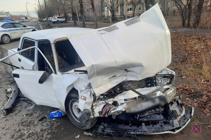 В Волжском водитель легковушки чудом выжил в крупном ДТП