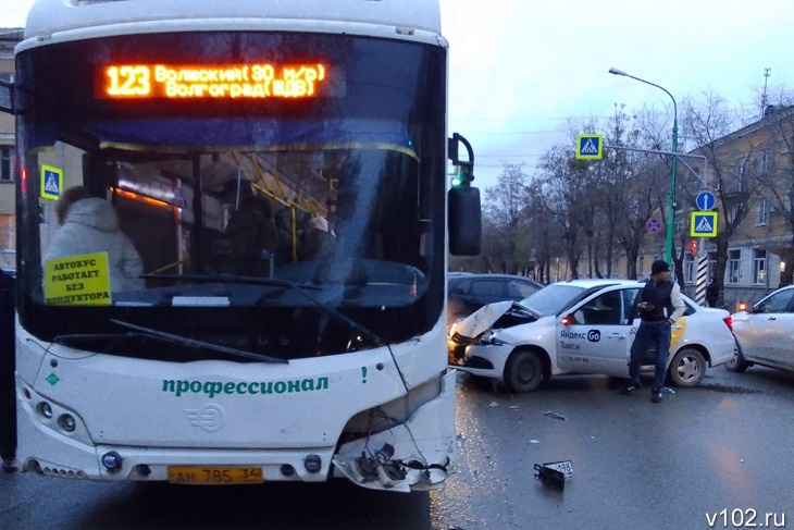 В автобус №123 Волжский – Волгоград врезалась машина службы такси