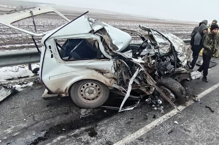 Под Волгоградом на трассе сняли на видео последствия лобового ДТП с фурой