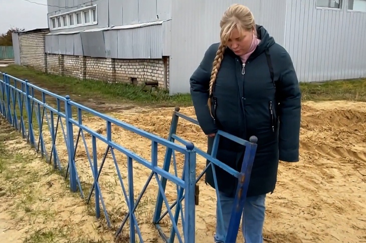 В Михайловке назначили комиссию после скандала с детской площадкой