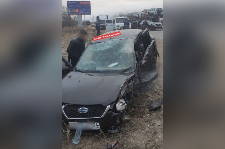 Под Волгоградом на саратовской трассе фура столкнулась с иномаркой