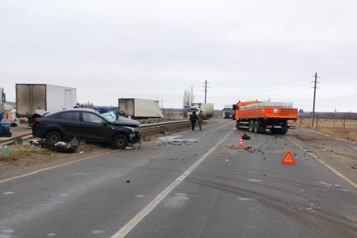 Водитель иномарки покалечился в ДТП с «КАМАЗом» на трассе в Волгоградской области