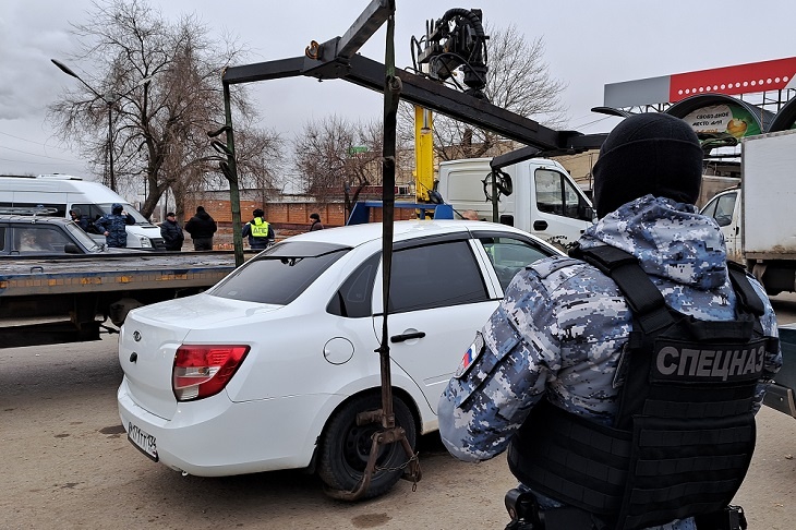 Силовики арестовали десятки машин на оптовой базе в Волгограде