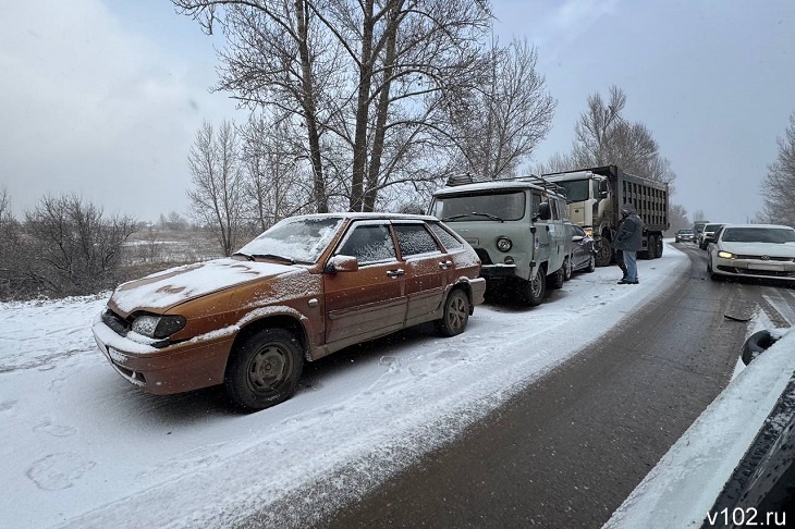 Массовые аварии вызвали пробки на нечищенной трассе под Волгоградом