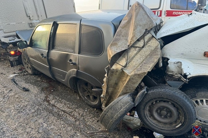 В Волгоградской области «Ниву» зажало между фурой и маршруткой: двое в больнице