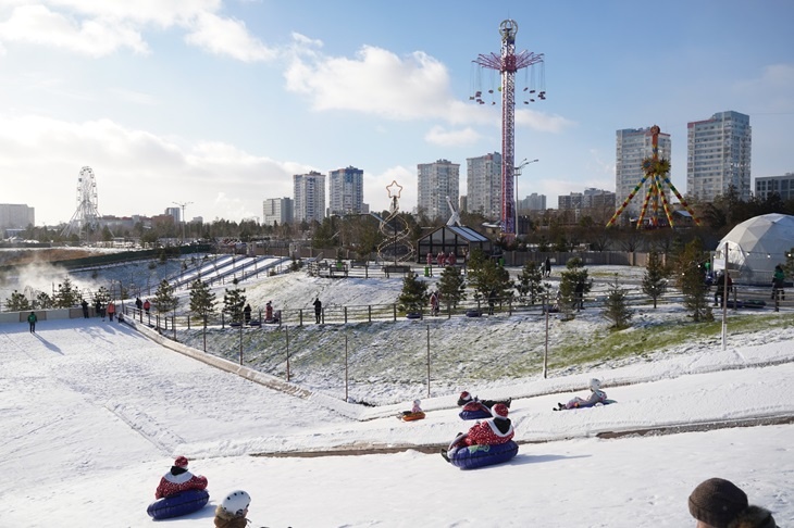 Деды Морозы открыли снежные горки в ЦПКиО Волгограда