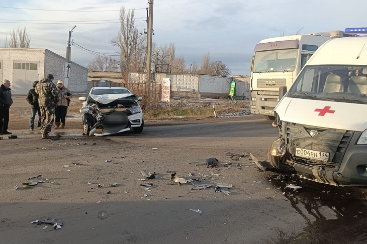 Скорая помощь с пациентами попала в лобовое ДТП под Волгоградом