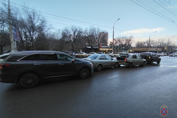 Три человека пострадали в массовом ДТП «паровозиком» в Волгограде