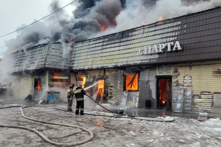 «Внутри выгорело почти всё»: во Фролово два часа тушили пожар в магазине