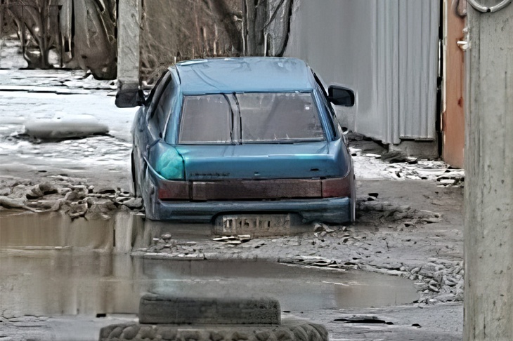 В поселке Волгограда ликвидируют ловушку для автомобилей