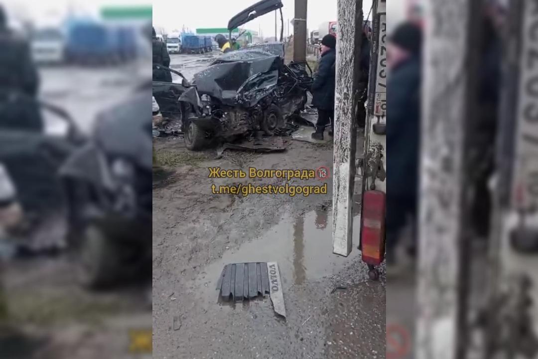 Жуткое месиво: под Волгоградом на видео засняли последствия столкновения фуры и «Жигулей»