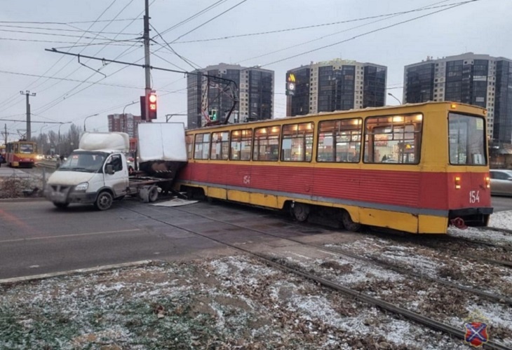 ДТП с трамваем и грузовиком в Волжском попало на видео