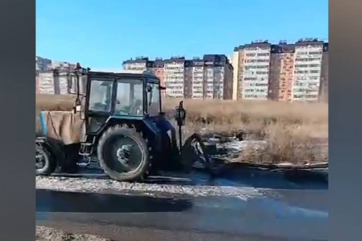 В Волгограде устраняют аварию, превратившую в каток дорогу у ВолГУ